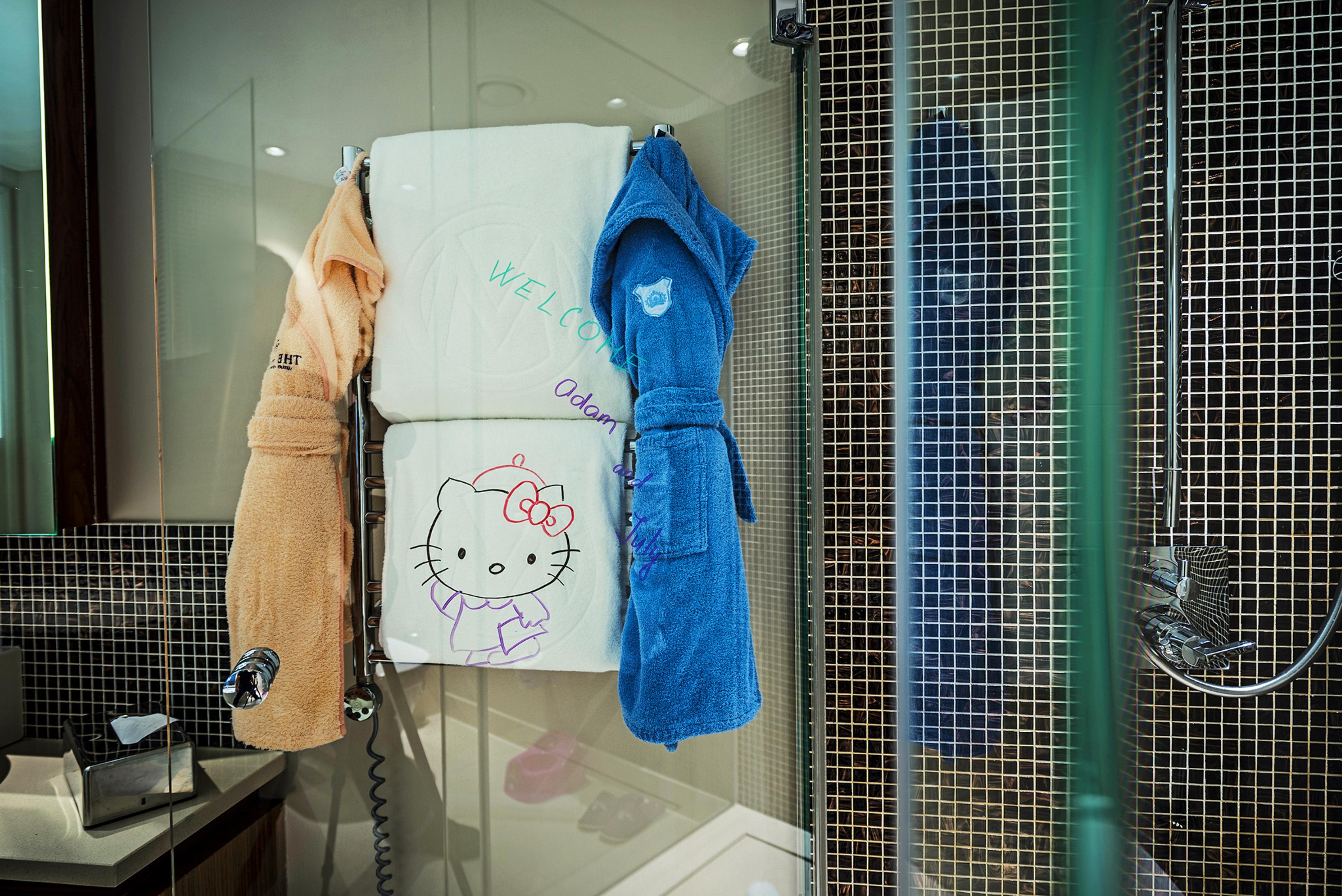 布拉格马克大酒店-立鼎世酒店集团 外观 照片 Hello Kitty bathrobe